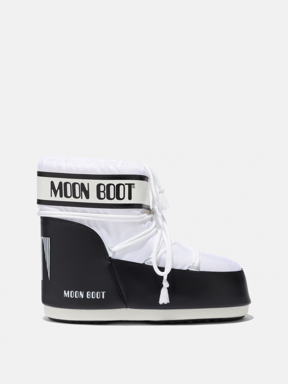 Den populære Icon Nylon Low i hvit med svarte detaljer fra MOON BOOT. Den holder deg god å varm på beina og er perfekt for varme og komfort i snø og kulde. Bootsene er unisex, vannavvisende og har snøring helt øvert på skaftet til å stramme.