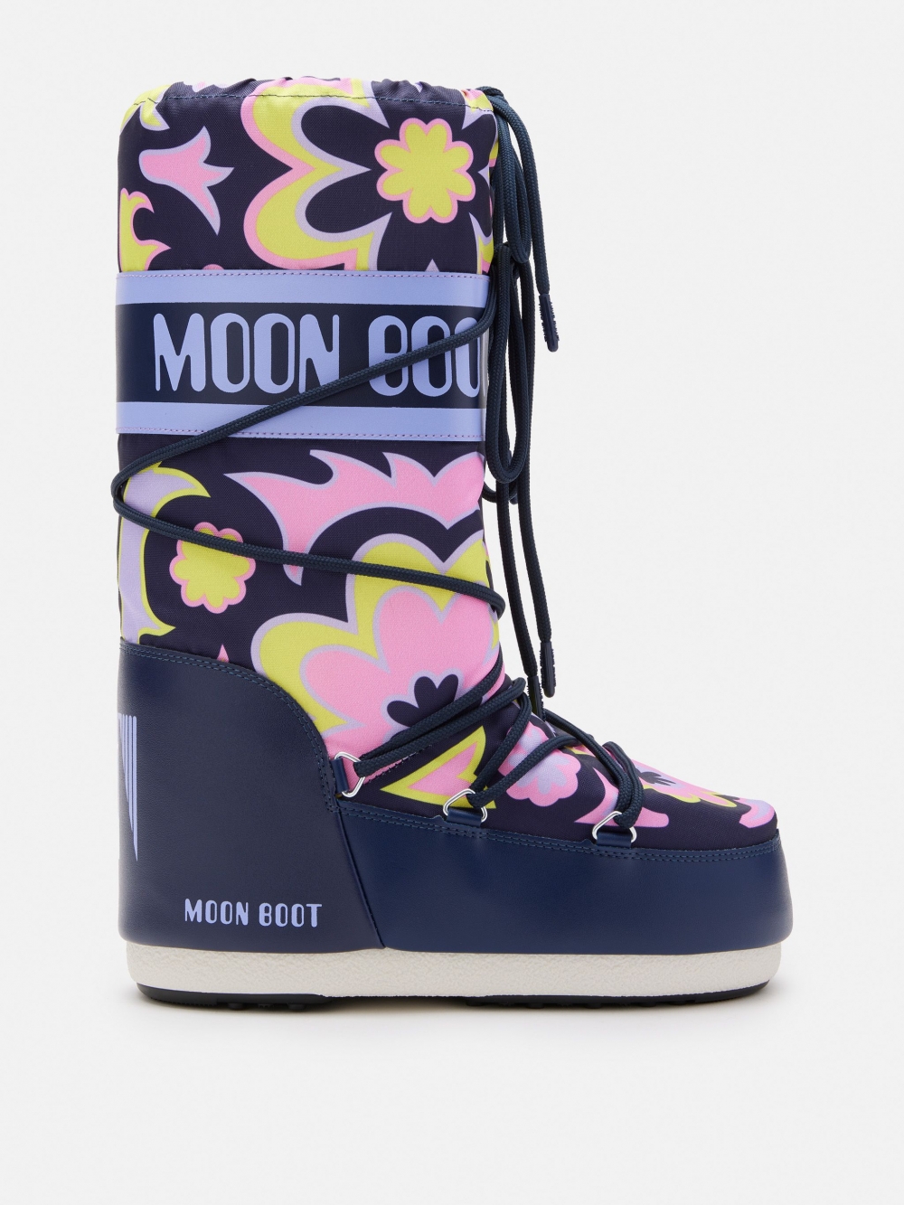 Den populære Icon Nylon fra MOON BOOT med et råkult blomsterprint. Den holder deg god å varm på beina og er perfekt for varme og komfort i snø og kulde. Bootsene er unisex, vannavvisende og har snøring helt øvert på skaftet til å stramme.