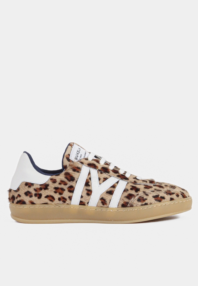 Råkul sneaker fra Bukela med leopardprint preget på ponny-skinn. Disse gir virkelig det lille ekstra til ethvert antrekk. De har gummisåle som gir et tidløst og kult uttrykk. Oppleves som litt liten i størrelsen.