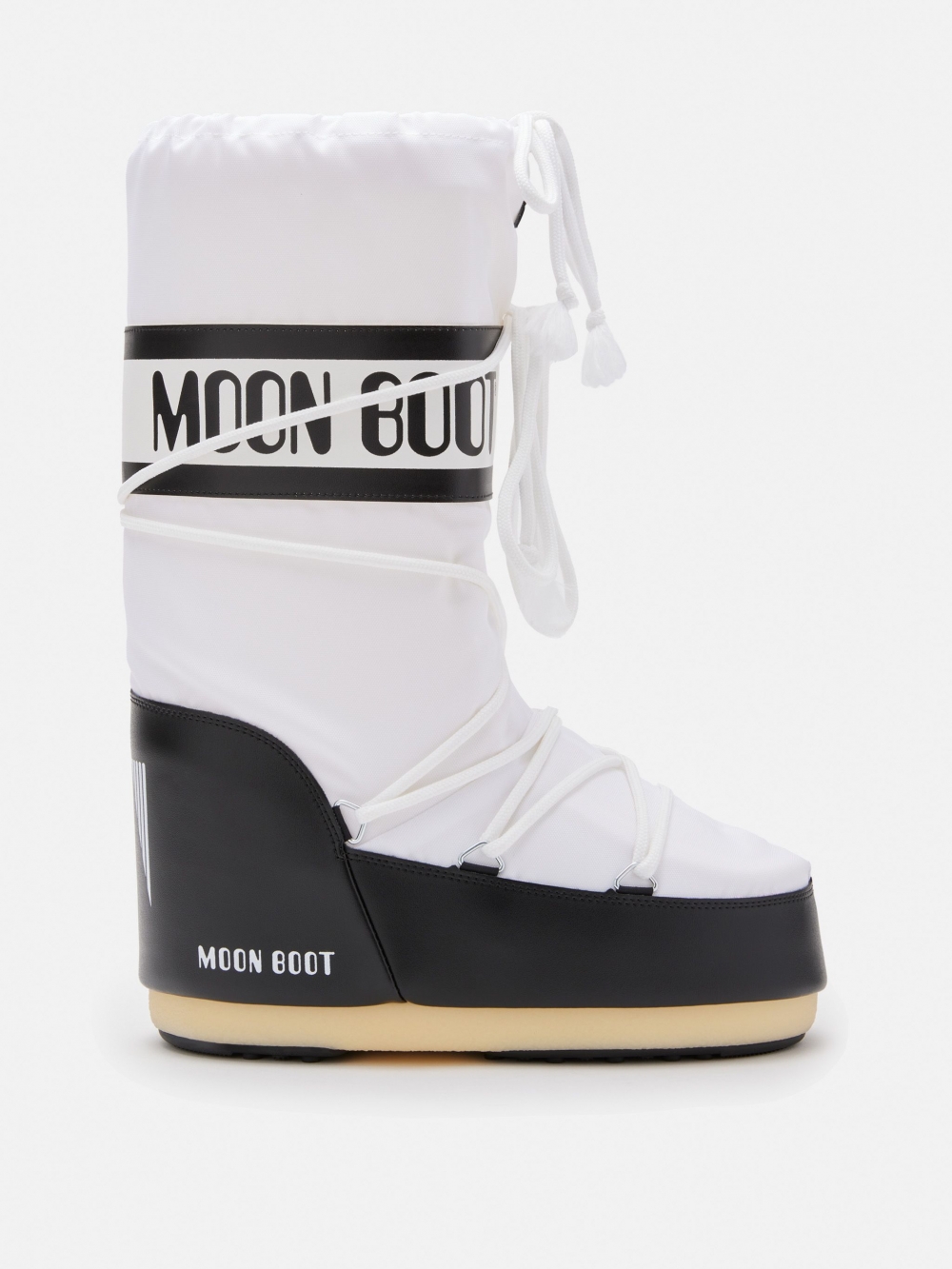 Den populære Icon Nylon i hvit med svarte detaljer fra MOON BOOT. Den holder deg god å varm på beina og er perfekt for varme og komfort i snø og kulde. Bootsene er unisex, vannavvisende og har snøring helt øvert på skaftet til å stramme.