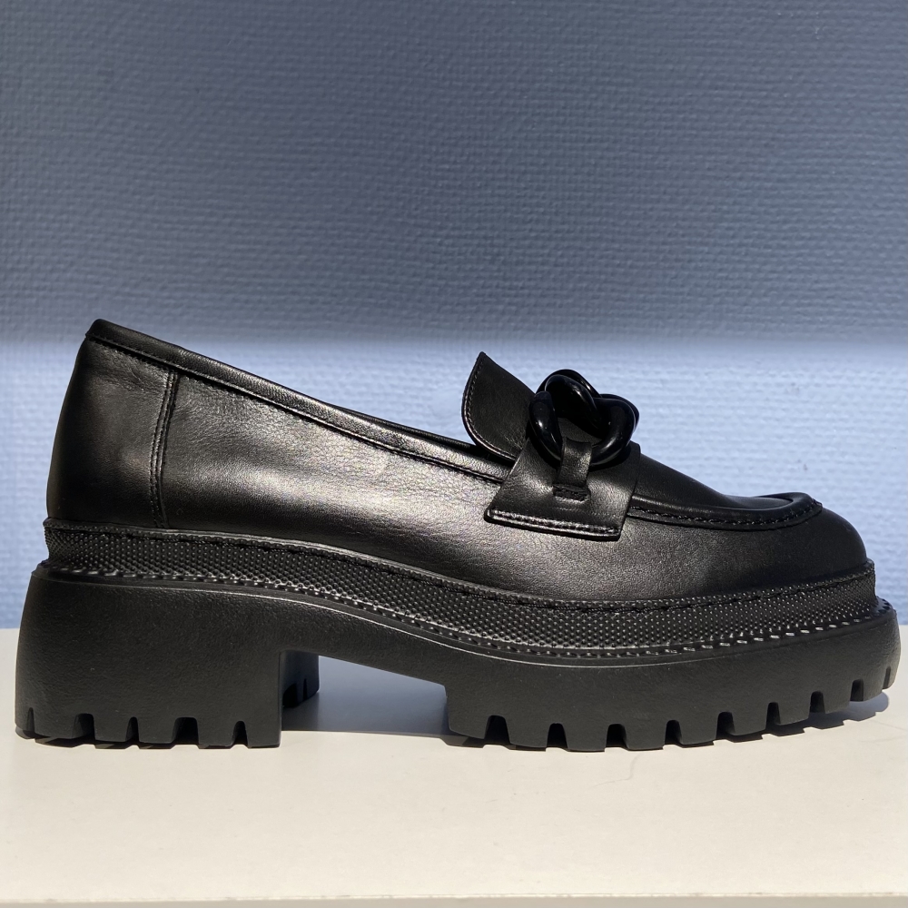 Sikkelig kule loafers fra KMB i svart. Loaferene har en kraftig såle og dekorativ spenne over vristen. Yttermateriale og innermateriale er laget i skinn. 