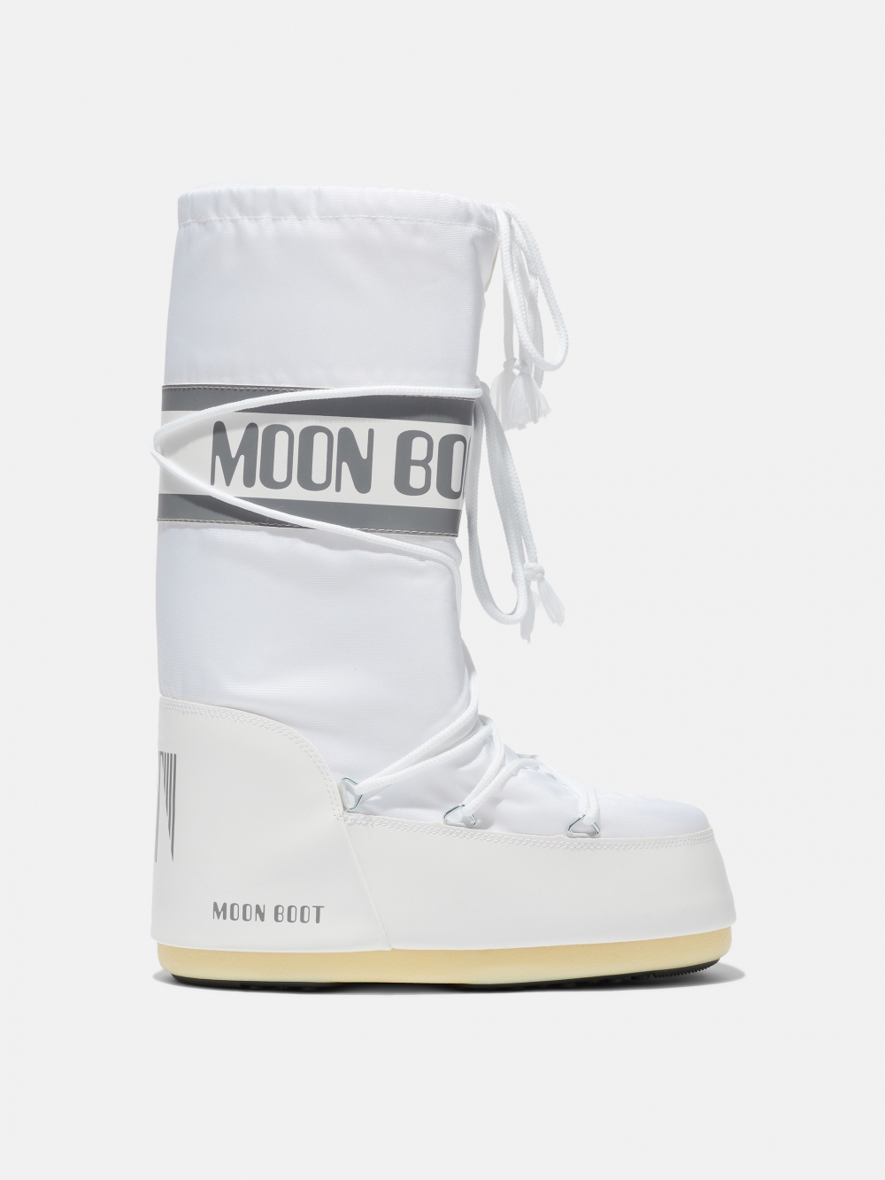 Den populære Icon Nylon i hvit fra MOON BOOT.  Den holder deg god å varm på beina og er perfekt for varme og komfort i snø og kulde. Bootsene er unisex, vannavvisende og har snøring helt øvert på skaftet til å stramme. 